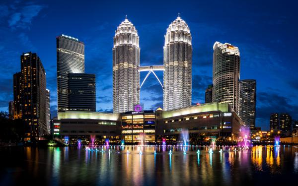 Free petronas towers malaysia skyline 4k wallpaper download