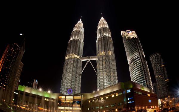 Free petronas towers night view wallpaper download