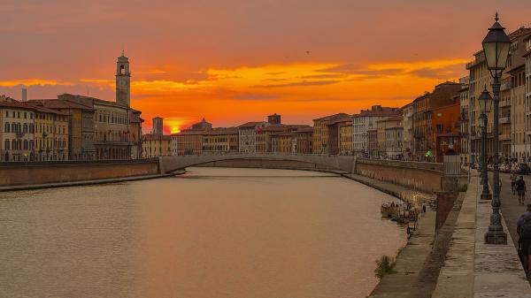 Free pisa river between building in italy during sunset hd travel wallpaper download