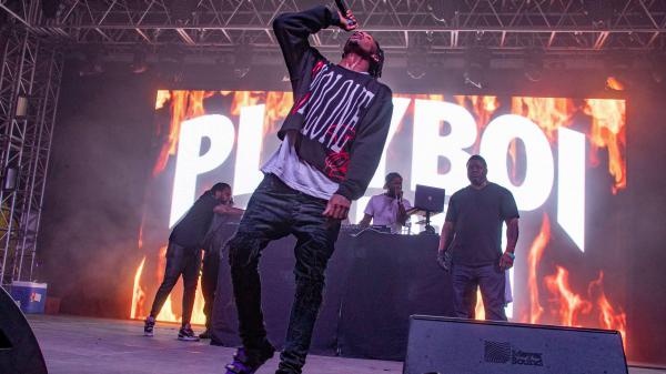 Free playboi carti is singing on stage wearing black and white tshirt and jeans with band background hd music wallpaper download