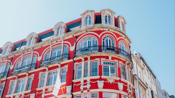 Free red building under blue sky 4k 5k hd travel wallpaper download