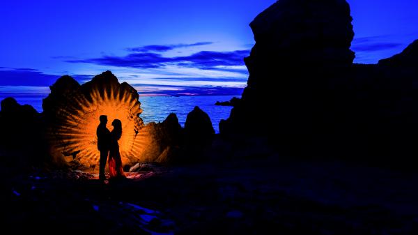 Free romantic couple beach 5k wallpaper download