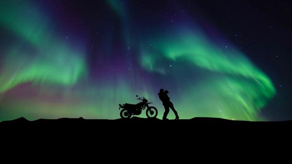 Free romantic couple silhouette aurora 5k wallpaper download