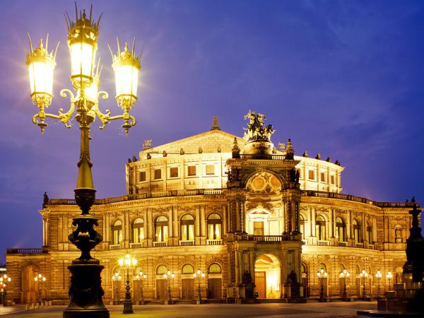 Free semper opera germany wallpaper download