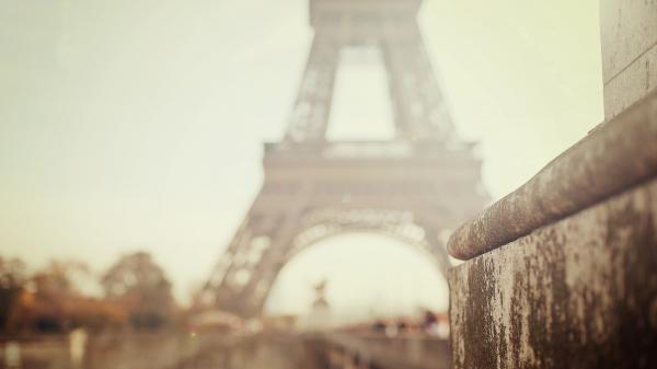 Free shallow view of eiffel tower 4k hd travel wallpaper download