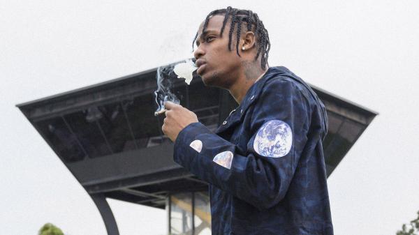 Free side face of travis scott wearing blue dress in shelter background hd travis scott wallpaper download