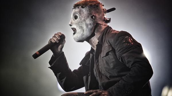 Free slipknot corey taylor with mike wearing black dress in blur background hd music wallpaper download