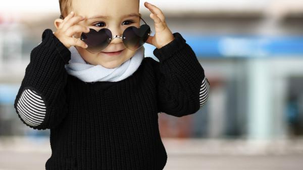 Free smiley cute baby boy is wearing heart shaped sunglasses and black dress in a blur background hd cute wallpaper download