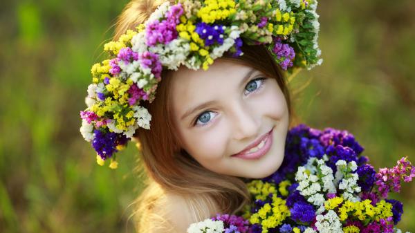 Free smiley cute blue eyes little girl with colorful bouquet is having flower wreath on head hd cute wallpaper download