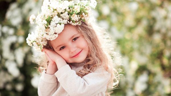 Free smiley cute little girl with flower wreath on head is leaning head on hands wearing white dress 4k hd cute wallpaper download