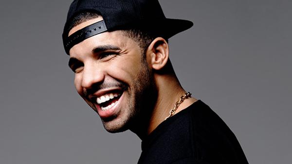 Free smiley drake is wearing black dress and cap and gold chain on neck hd drake wallpaper download