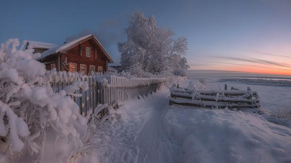 Free snow covered house with fence in russia hd travel wallpaper download