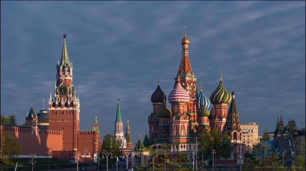 Free spasskaya tower kremlin moscow red square russia saint basils cathedral hd travel wallpaper download