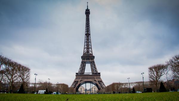 Free straight picture of paris eiffel tower with grass field in front and background of cloudy sky 4k hd travel wallpaper download