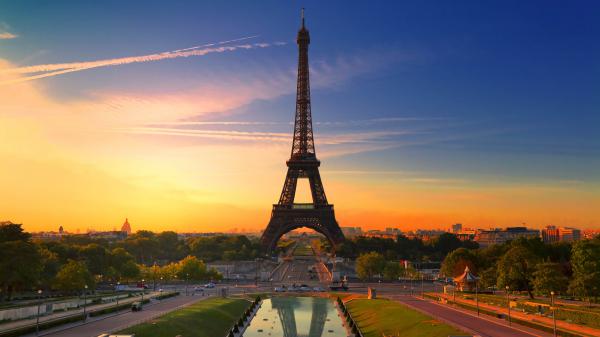 Free straight view of eiffel tower paris during sunrise with blue sky background 4k 5k hd travel wallpaper download