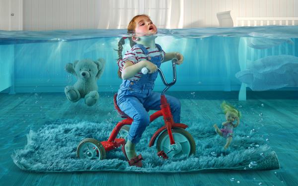 Free submerged kid 4k wallpaper download