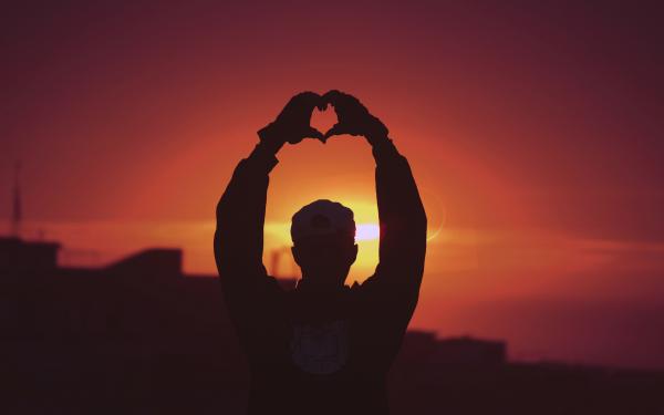 Free sunset love heart silhouette 4k wallpaper download