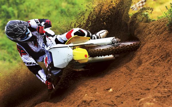 Free suzuki motocross bike race wallpaper download