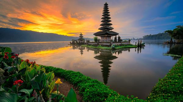 Free temple in water with reflection bali indonesia pura ulun danu bratan during sunset hd travel wallpaper download