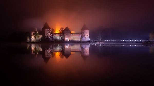 Free trakai island castle in lithuania during nighttime 4k hd travel wallpaper download