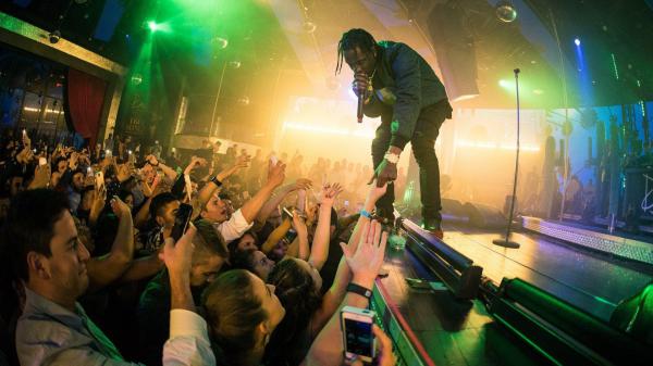 Free travis scott is singing and interacting with audience hd travis scott wallpaper download