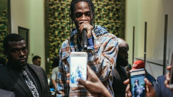 Free travis scott is singing in front of audience wearing blue stripes shirt hd travis scott wallpaper download