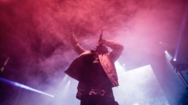 Free travis scott is singing with mike looking up in fog background hd travis scott wallpaper download