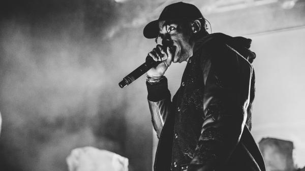 Free travis scott is singing with mike wearing black dress 4k 5k hd travis scott wallpaper download