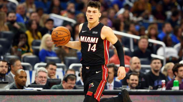 Free tyler herro is running and having basketball in hand wearing black sports dress in a blur audience background hd sports wallpaper download