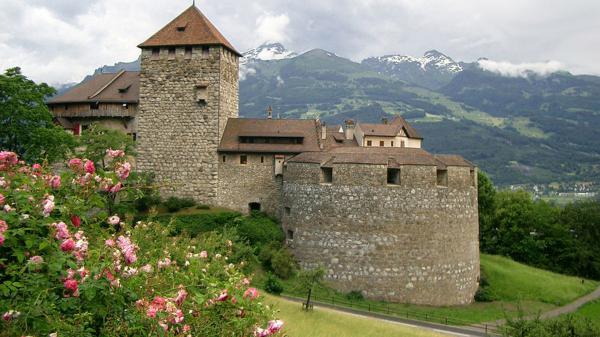 Free vaduz castle residence of prince liechtenstein hd travel wallpaper download