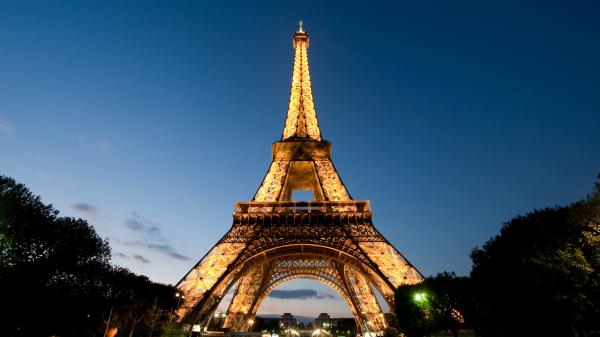 Free yellow lighting paris eiffel tower with blue sky background hd travel wallpaper download